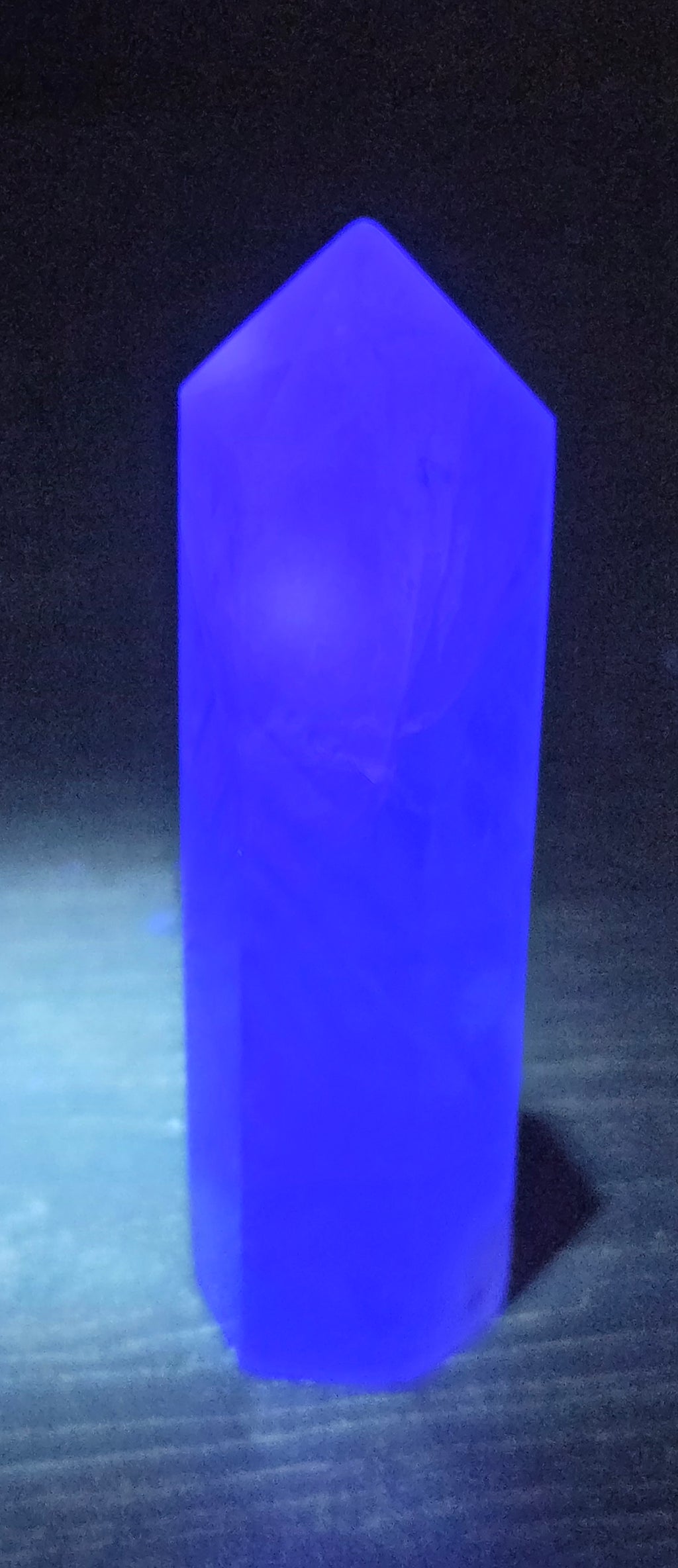 Tour en fluorite verte naturel ( réaction UV )