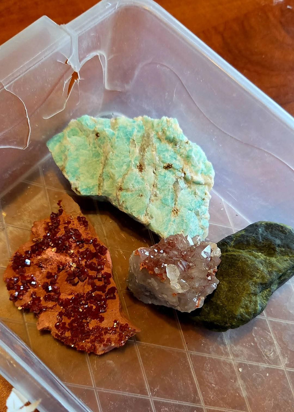 Serpentine, vanadinite, quartz et amazonite.