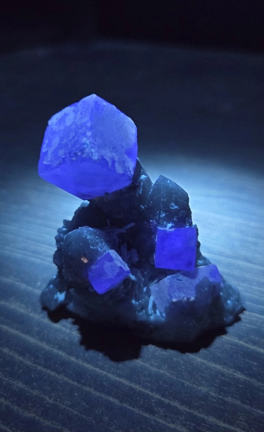 Fluorite sur quartz du Maroc ( UV réaction )