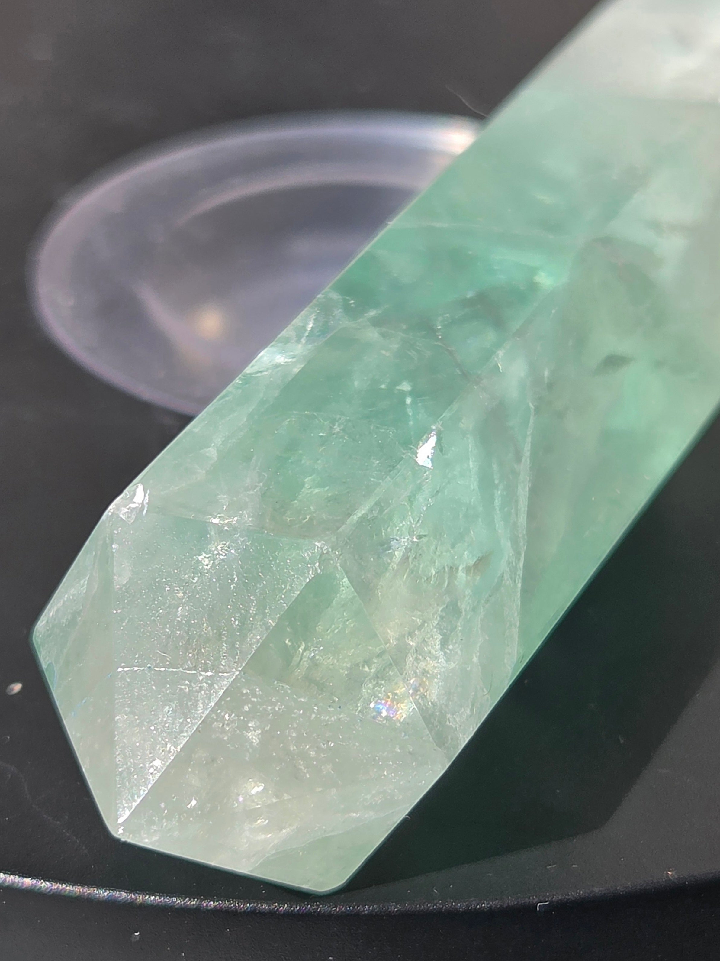 Tour en fluorite verte naturel ( réaction UV )