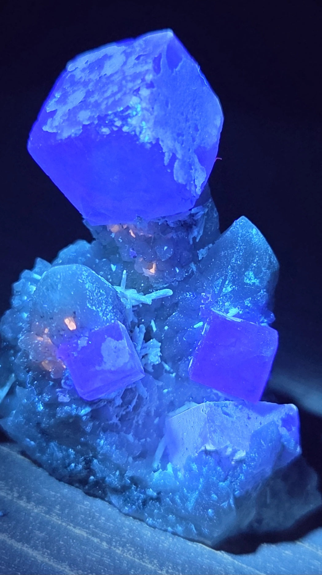 Fluorite sur quartz du Maroc ( UV réaction )