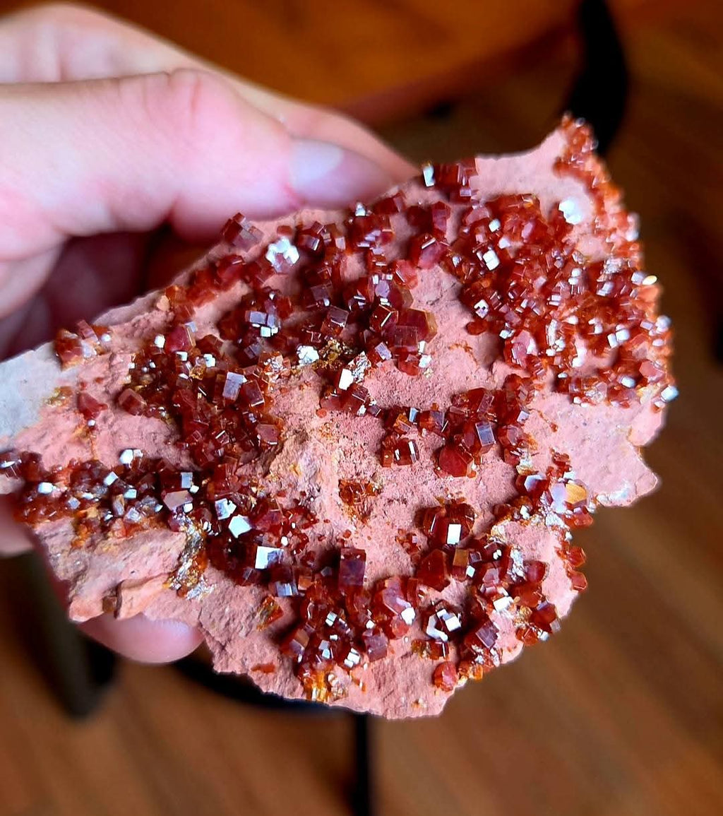 Serpentine, vanadinite, quartz et amazonite.