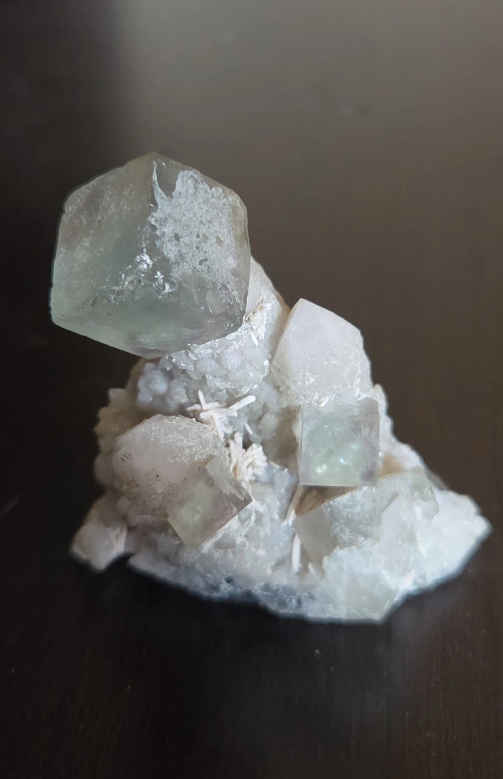 Fluorite sur quartz du Maroc ( UV réaction )