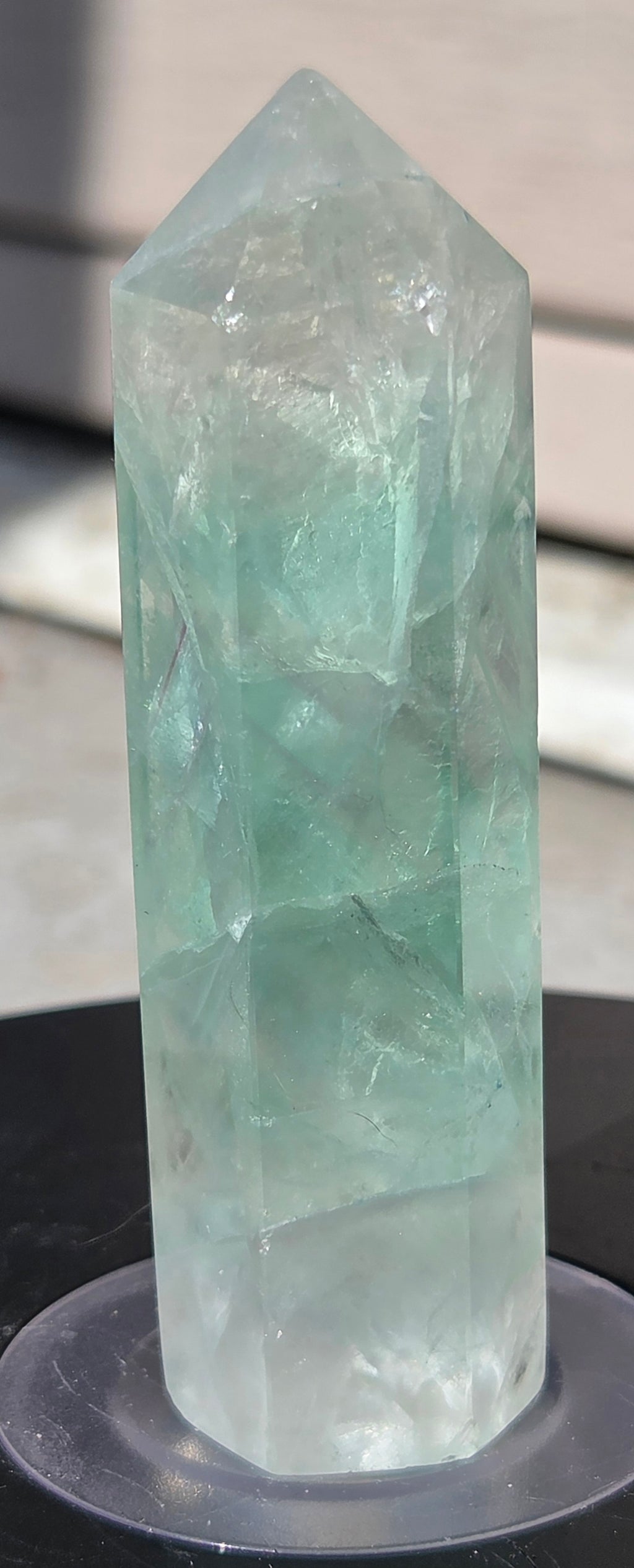 Tour en fluorite verte naturel ( réaction UV )